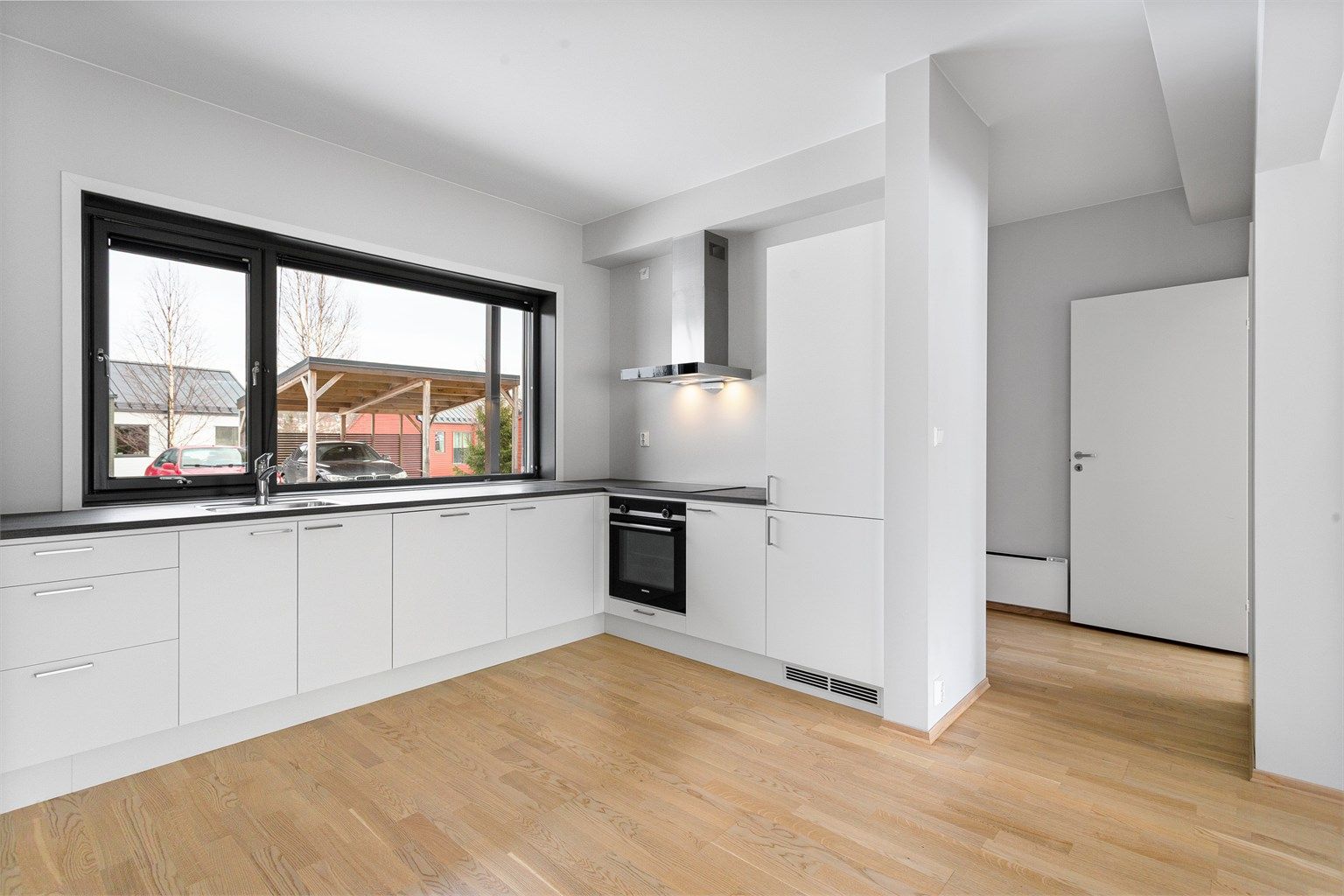 Kjøkkenet er utstyrt med helintegrerte hvitevarer.