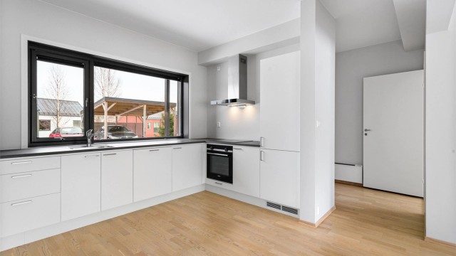 Kjøkkenet er utstyrt med helintegrerte hvitevarer.