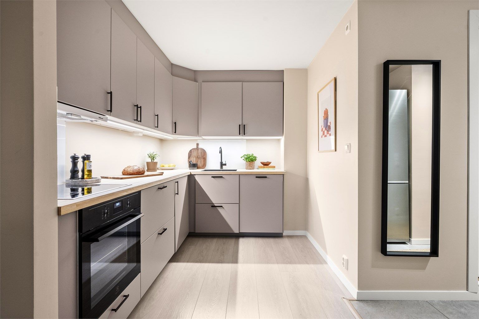 Kjøkkenet er fra Ikea og ble pusset opp i 2024. Det er valgt moderne fronter og flott benkeplate i ask/finér.