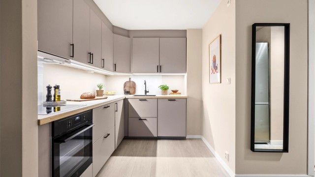 Kjøkkenet er fra Ikea og ble pusset opp i 2024. Det er valgt moderne fronter og flott benkeplate i ask/finér.