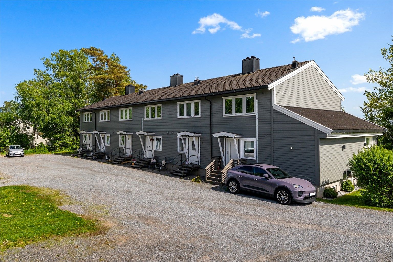 Boligen disponerer også én parkeringsplass i felles garasjerekke. Videre så er det gode parkeringsmuligheter på sameiets tomt.