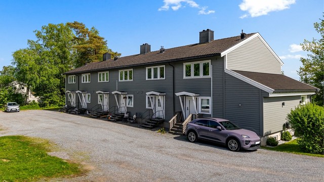 Boligen disponerer også én parkeringsplass i felles garasjerekke. Videre så er det gode parkeringsmuligheter på sameiets tomt.