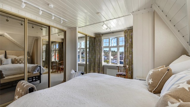 Hovedsoverommet er romslig og har en stor skyvedørsgarderobe med speilfronter.