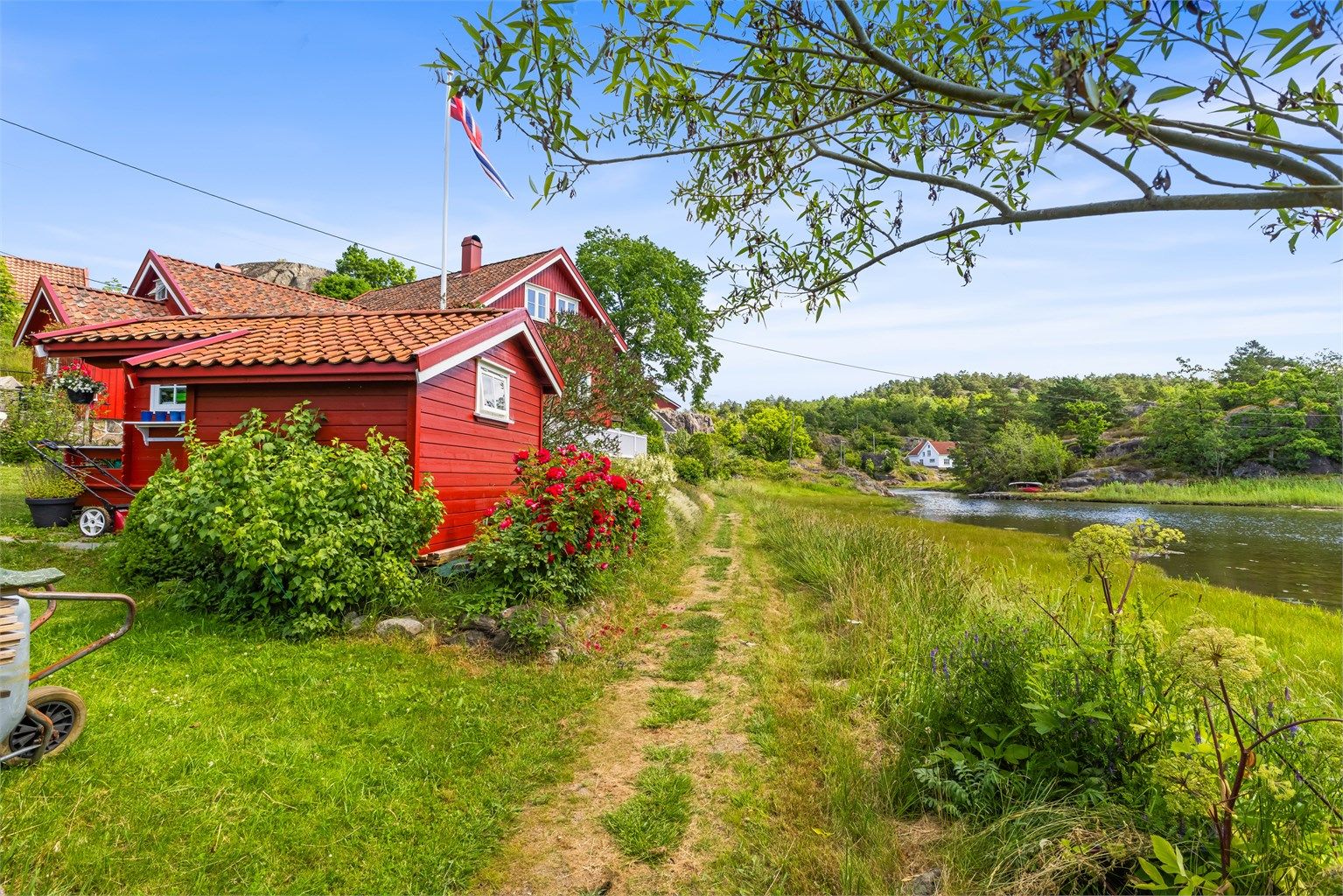 En sti følger vannkanten på deler av eiendommen. Stien går videre inn til andre eiendommer lengre inn på halvøya.