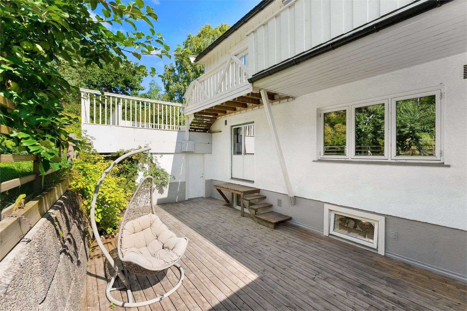 Uteplass på baksiden av huset med adkomst fra kjeller.