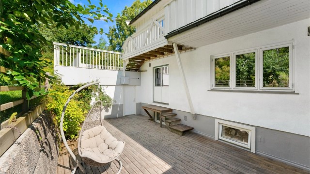 Uteplass på baksiden av huset med adkomst fra kjeller.