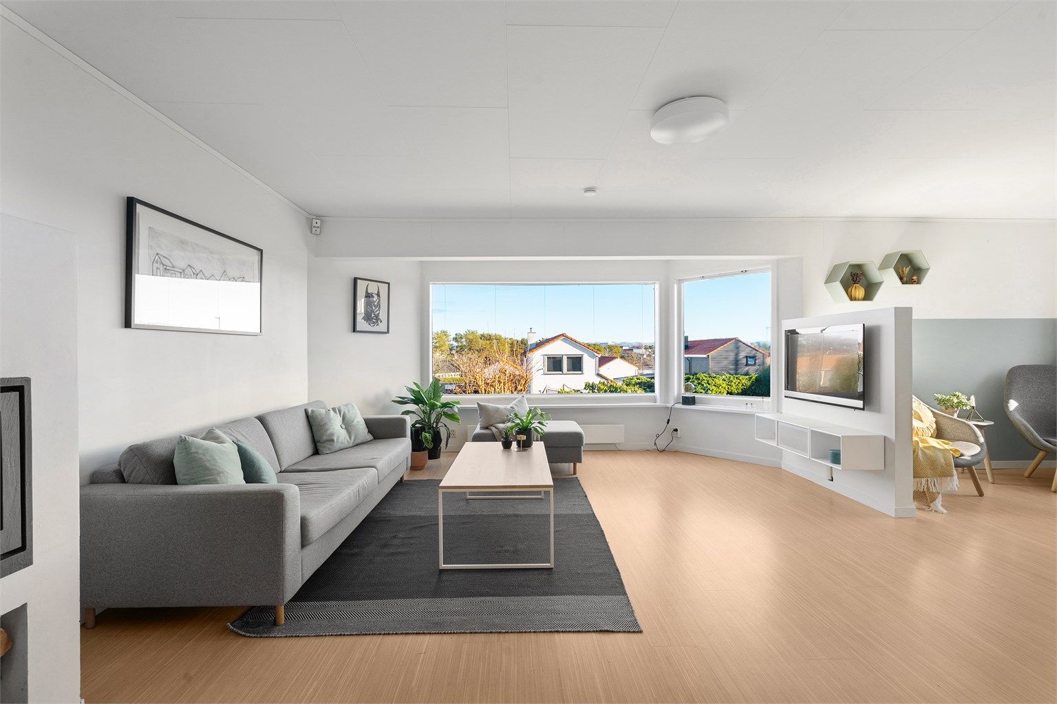 Stuen ligger delvis åpen mot kjøkken. Skal man ha store selskap er det enkel tå dekke langbord fra kjøkken/spisestue mot stue.