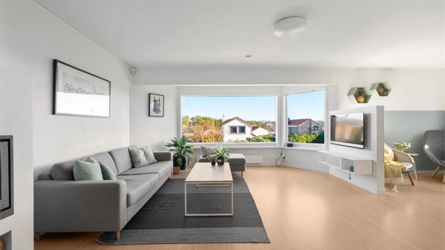 Stuen ligger delvis åpen mot kjøkken. Skal man ha store selskap er det enkel tå dekke langbord fra kjøkken/spisestue mot stue.