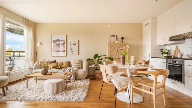 Lys og åpen stue- og kjøkkenløsning med god plass til spisebord og sofagruppe. Foto: Martine Eren Studio
