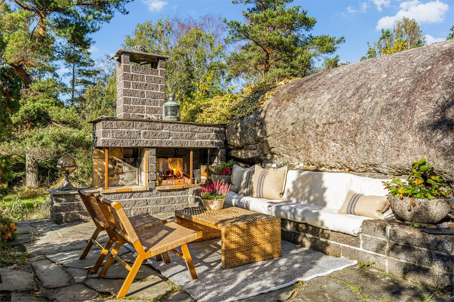 Uteplassen rommer både utepeis, loungegruppe og spiseplass.