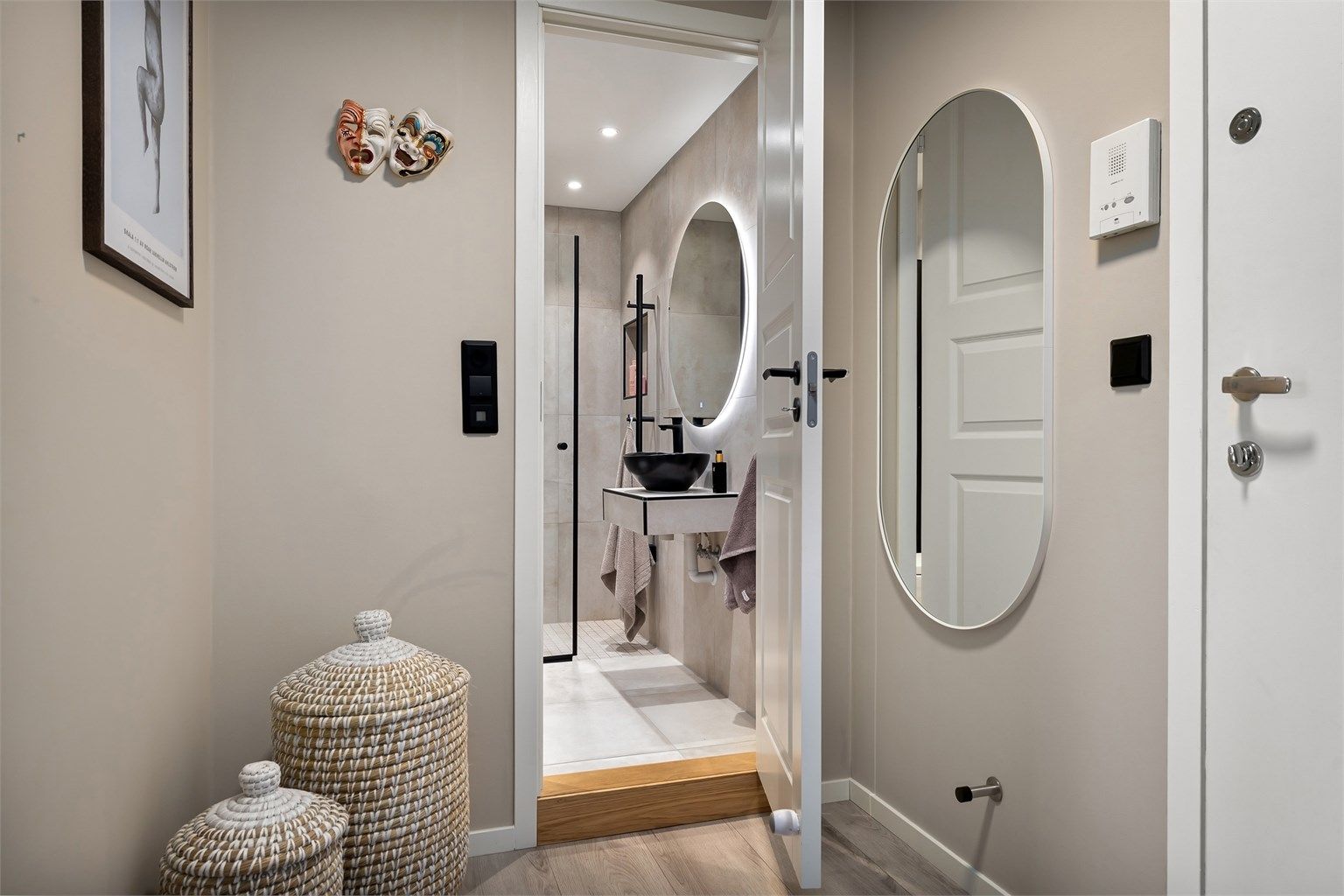 Fra entré er det adkomst til et moderne baderom med gjennomtenkte fargekombinasjoner