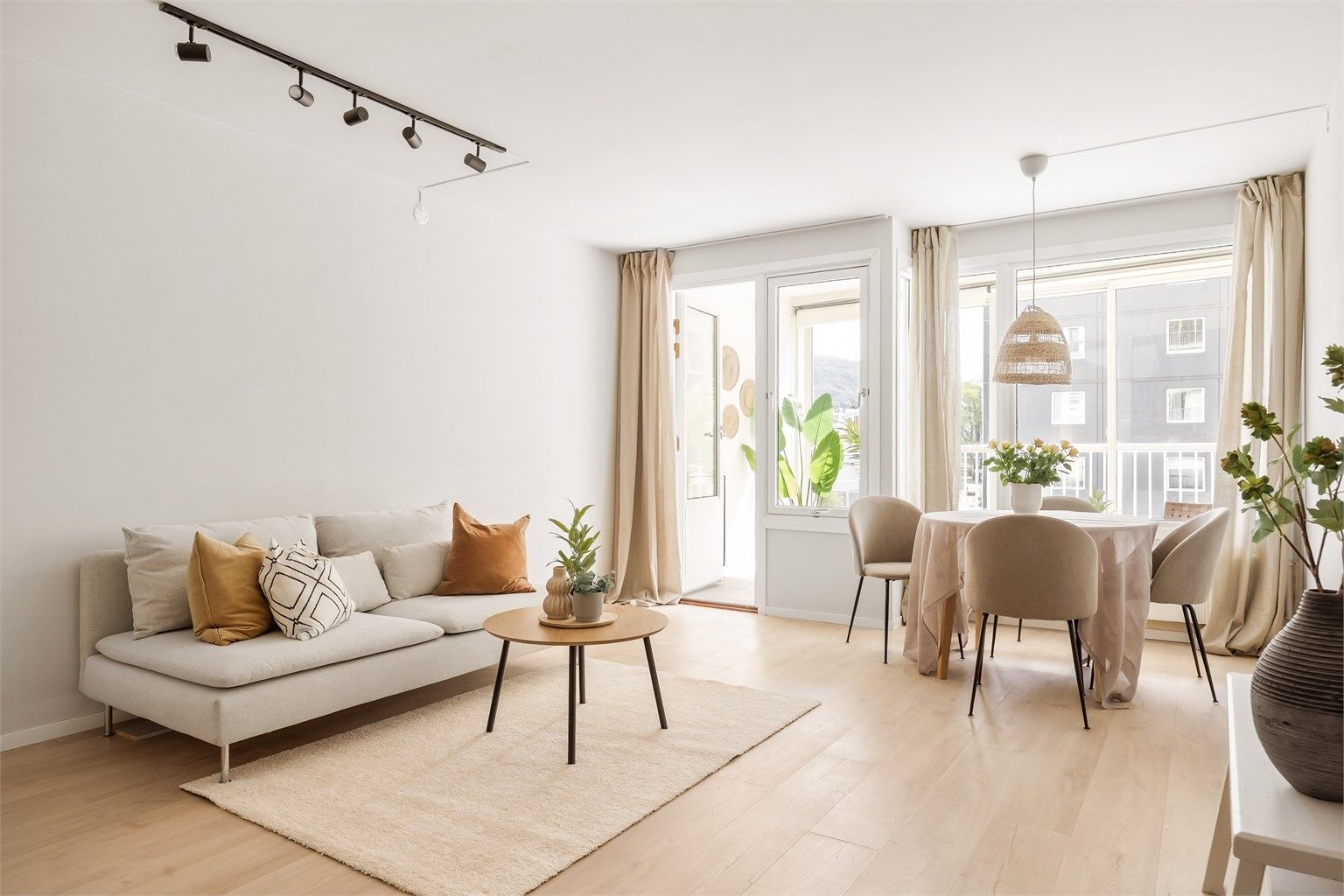 Leiligheten har en sentral beliggenhet, stilrent kjøkken, nydelig bad samt meget moderne vegg- og gulvflater