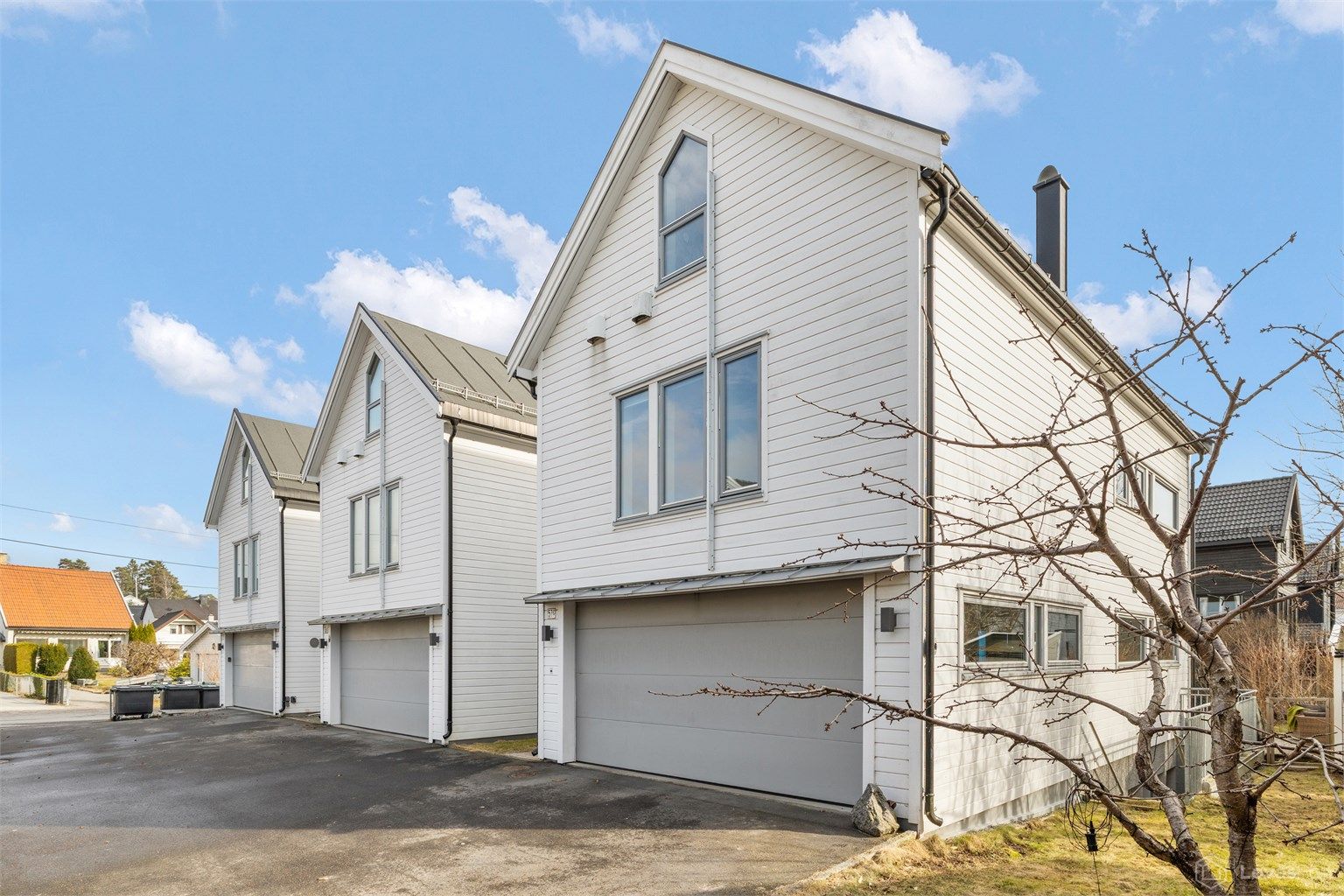 Eiendommen ligger i et rolig nabolag med lite gjennomfartstrafikk.