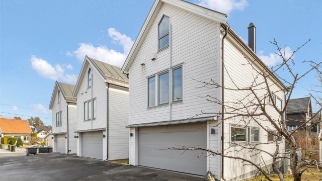 Eiendommen ligger i et rolig nabolag med lite gjennomfartstrafikk.