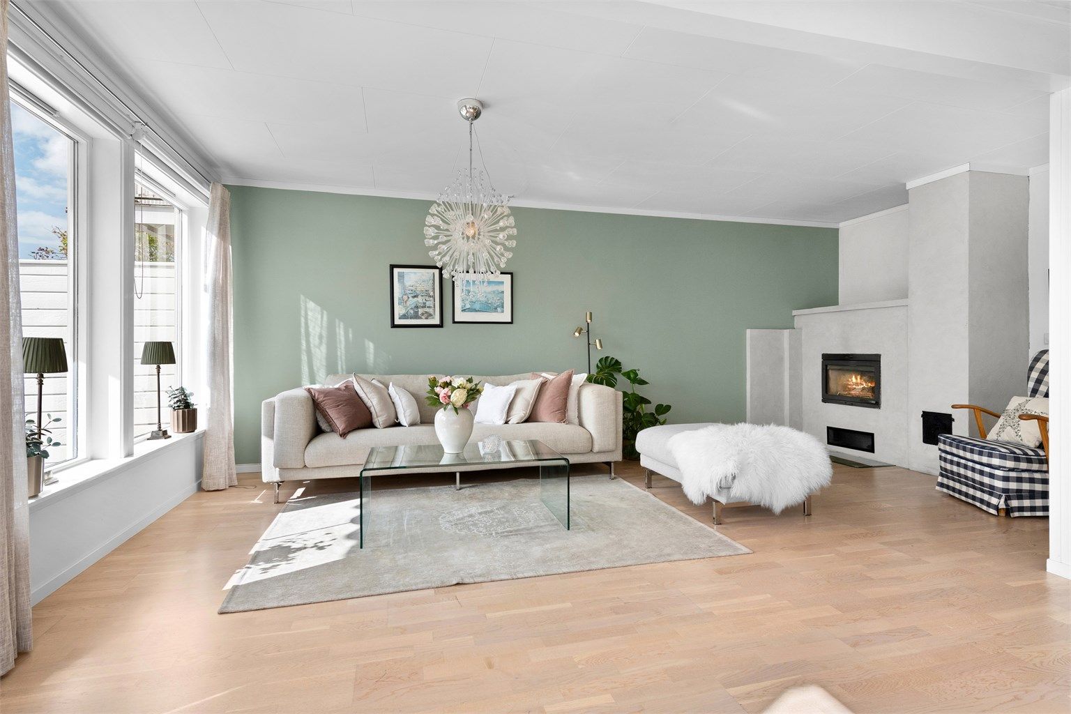 Vedovnen i stuen ble skiftet ut i ca. 2012 og gir god varme. I tillegg er det installert en luft-til-luft varmepumpe fra ca. 2010