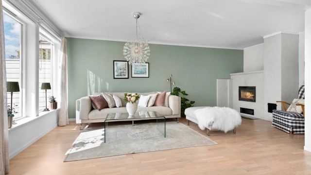 Vedovnen i stuen ble skiftet ut i ca. 2012 og gir god varme. I tillegg er det installert en luft-til-luft varmepumpe fra ca. 2010