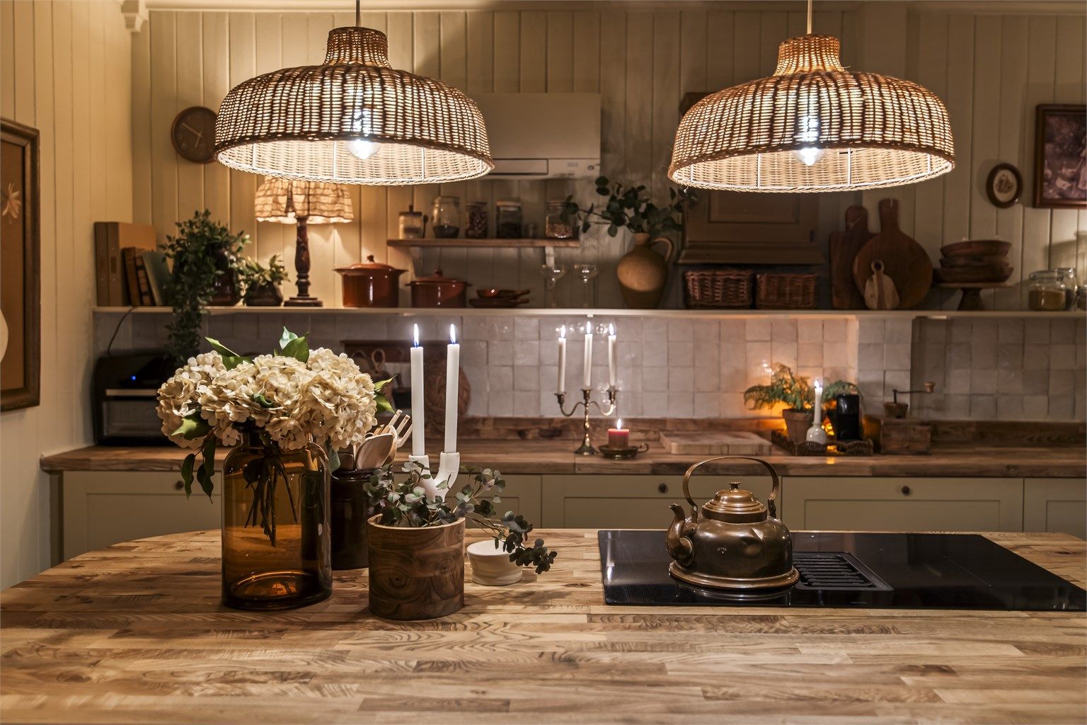 Et lekkert kjøkken skaper hjerte i boligen hvor måltidene kan forberedes i en sosial sone 