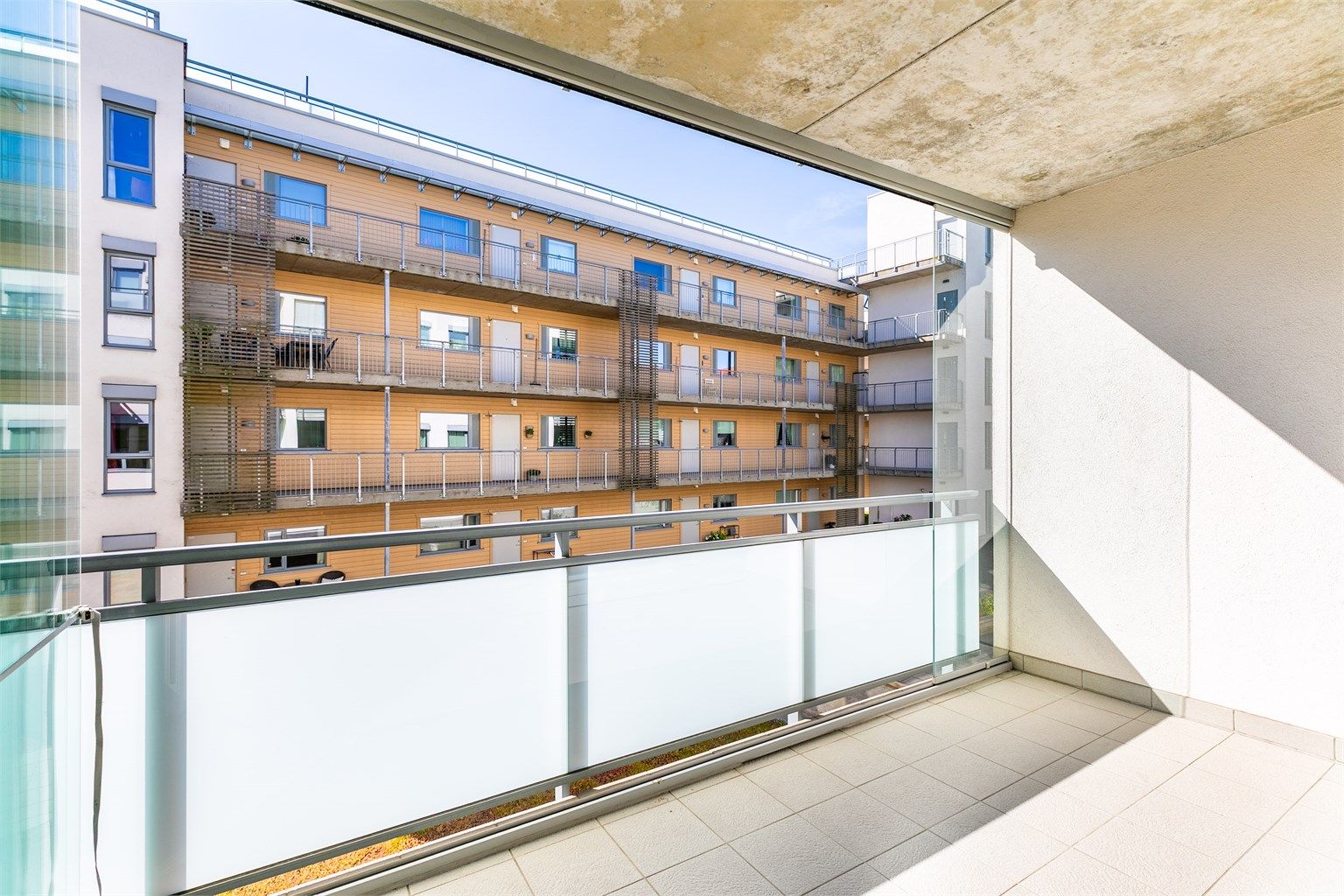 Skjermende glass som enkelt trekkes frem og tilbake utvider verandaens bruksmuligheter betydelig.