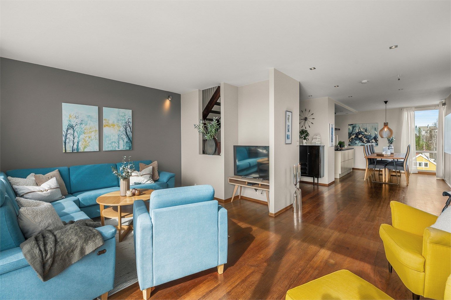 Den åpne planløsningen skaper en naturlig sammenheng mellom stue, spisestue og kjøkken – ideelt både til hverdag og når man samler familie og venner.