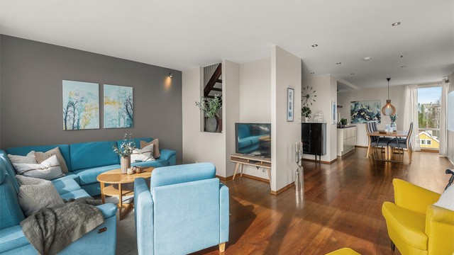 Den åpne planløsningen skaper en naturlig sammenheng mellom stue, spisestue og kjøkken – ideelt både til hverdag og når man samler familie og venner.