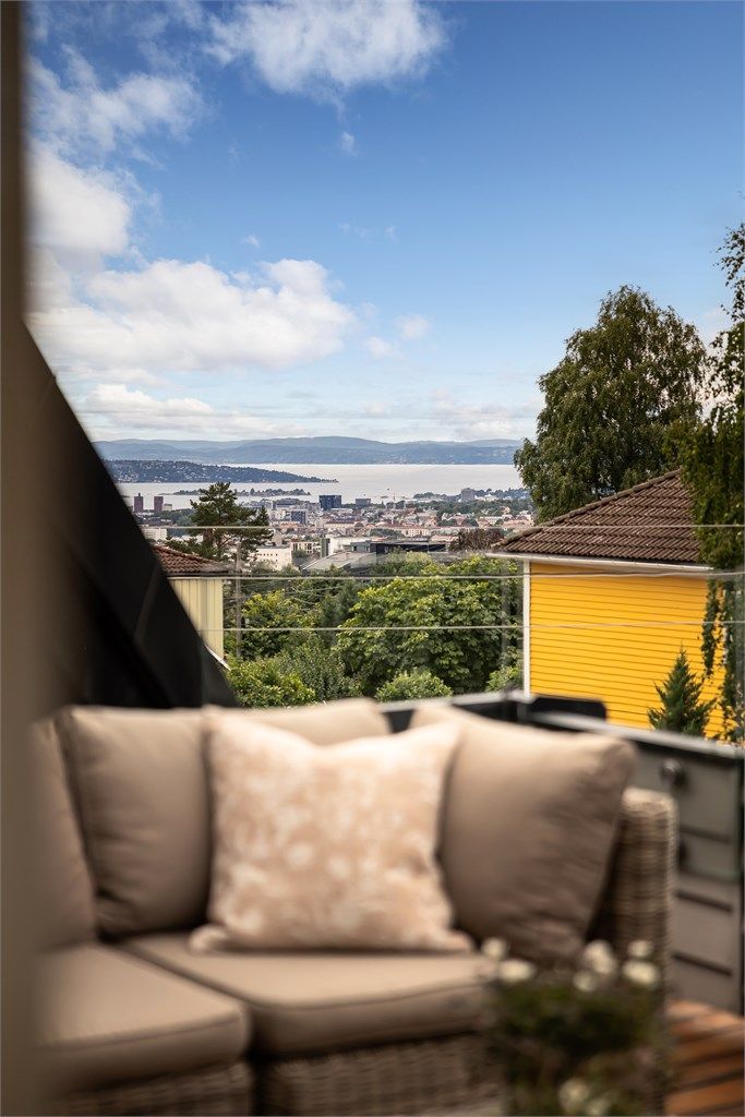 Med sol fra midt på dagen til sent på kvelden og panoramautsikt over Oslo, er dette en uteplass som virkelig skiller seg ut