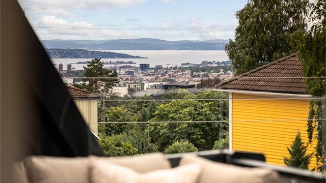 Med sol fra midt på dagen til sent på kvelden og panoramautsikt over Oslo, er dette en uteplass som virkelig skiller seg ut