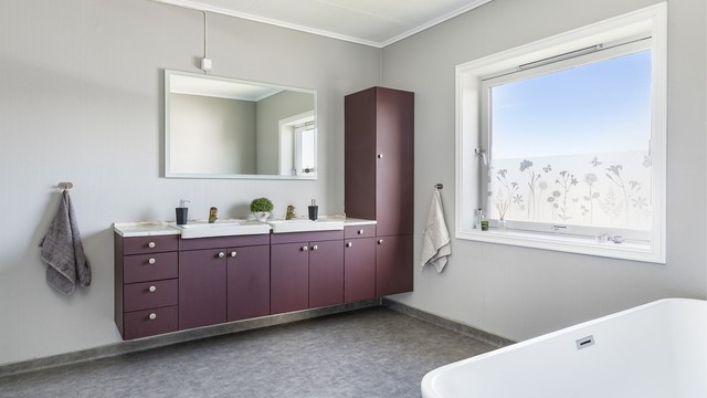Badet ble i 2022 oppgradert med blant annet nytt gulvbelegg. To servanter åpner for at badet kan benyttes av to personer samtidig.