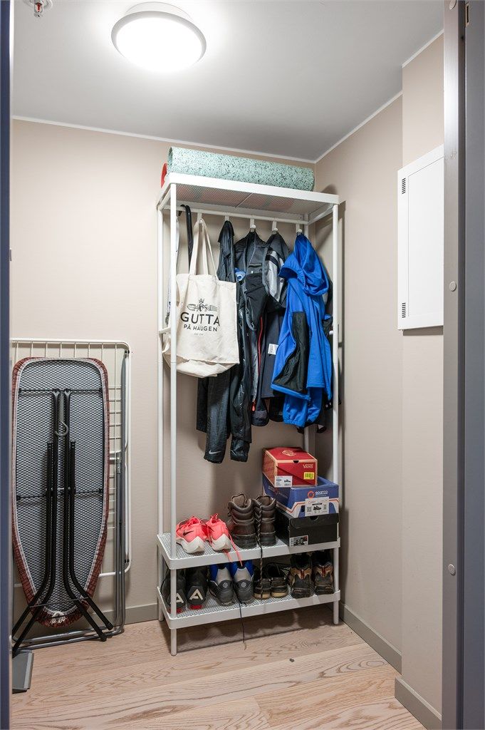 Praktisk innvendig bod i tilknytning til entréen, med plass til oppbevaring. Sikringsskapet er også plassert her.
