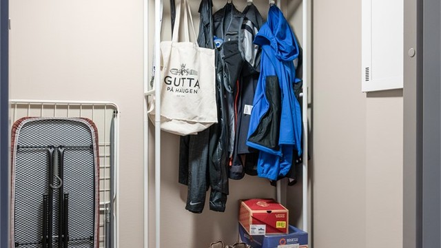 Praktisk innvendig bod i tilknytning til entréen, med plass til oppbevaring. Sikringsskapet er også plassert her.