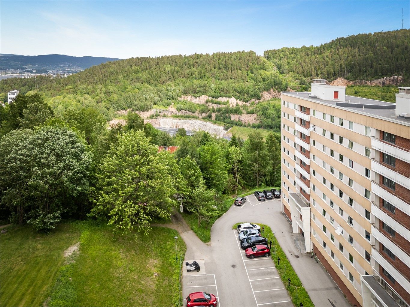 Felles overbygget inngangsparti med videre heis- og trappeadkomst til leilighetens etasjeplan (5. etasje).
