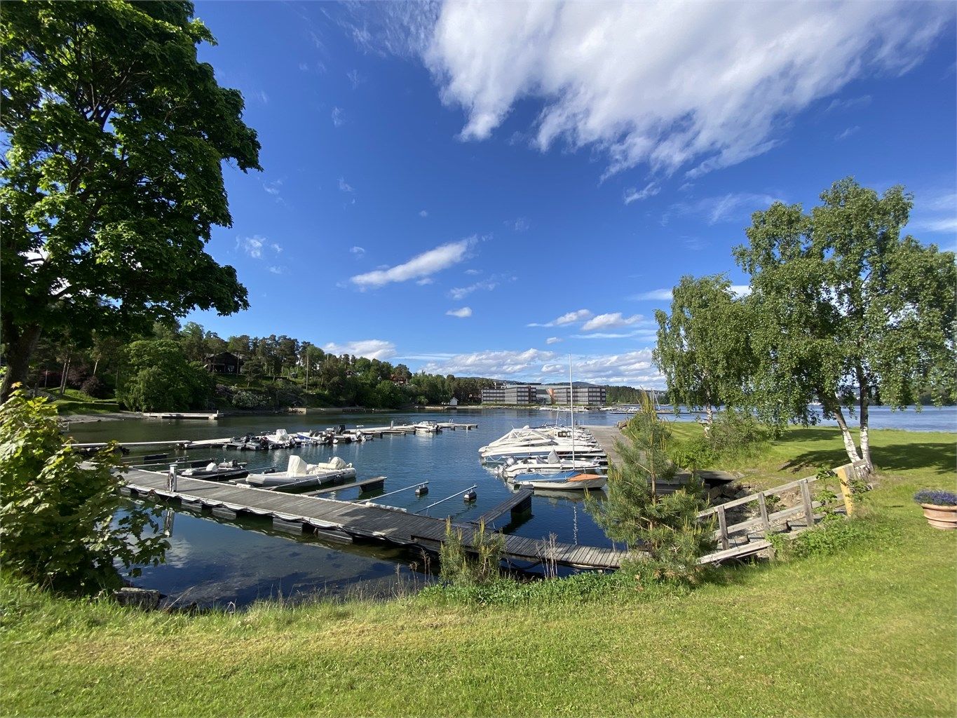 Ved medlemskap i Lagåsen vel (koster 500kr i året) så får man tilgang til felles strandområdet med båtplasser som kan leies, og mulighet for bading og grilling.