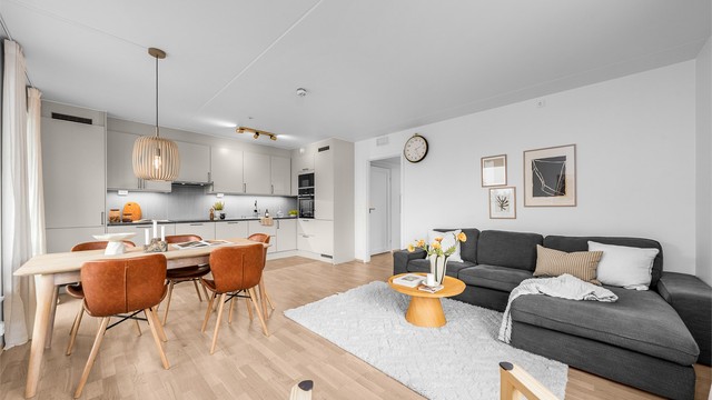 Det sosiale allrommet kombinerer stue og kjøkken, med god plass til både spisebord og sofagruppe.