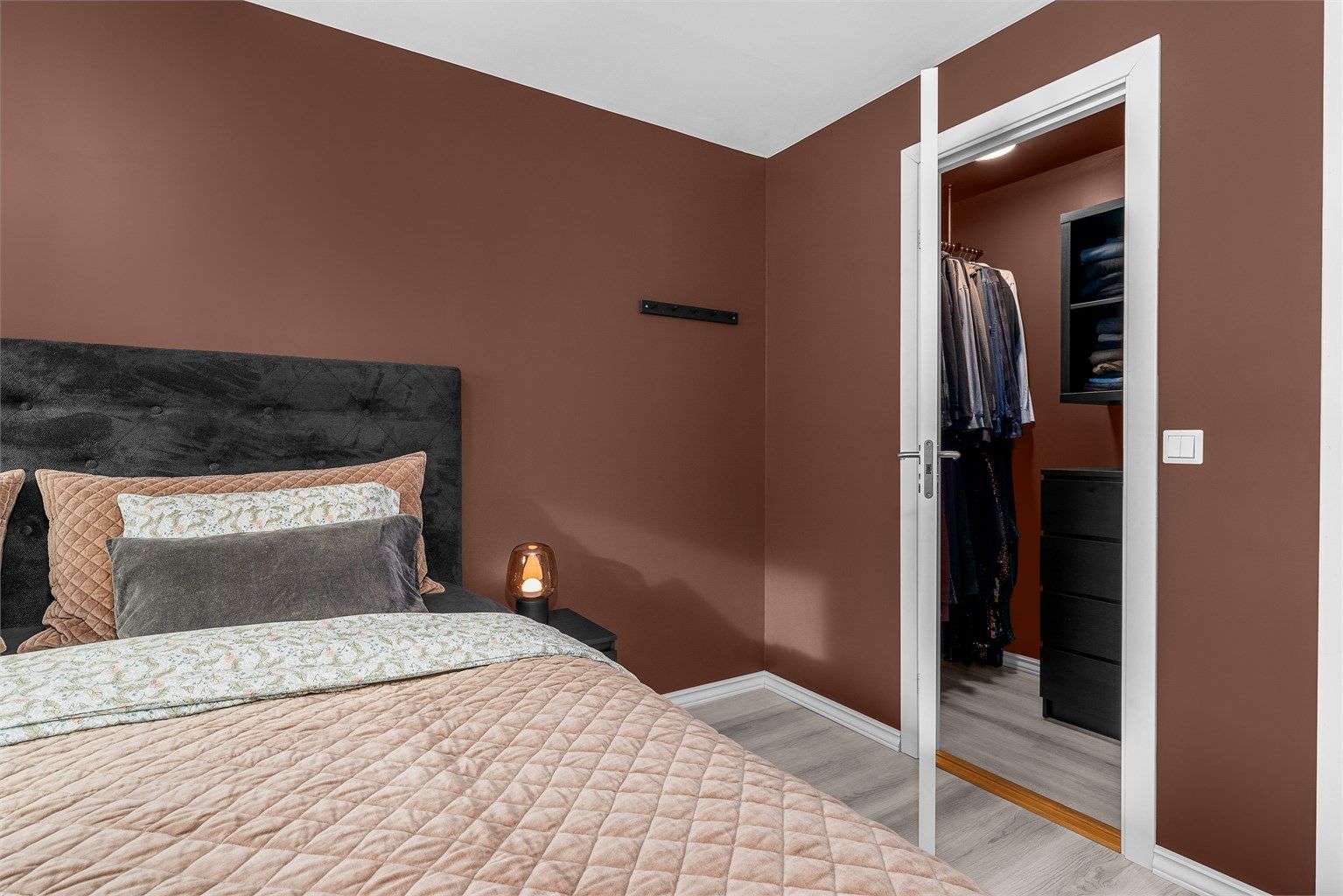 Hovedsoverommet har adkomst til praktisk bod med god oppbevaringsplass