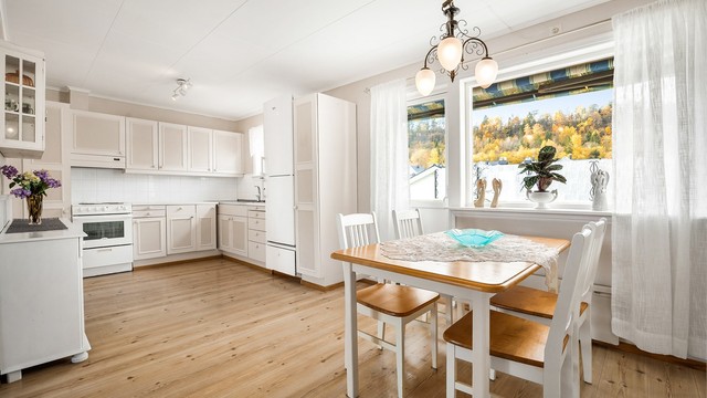 Kjøkken med spiseplass ved vinduet.