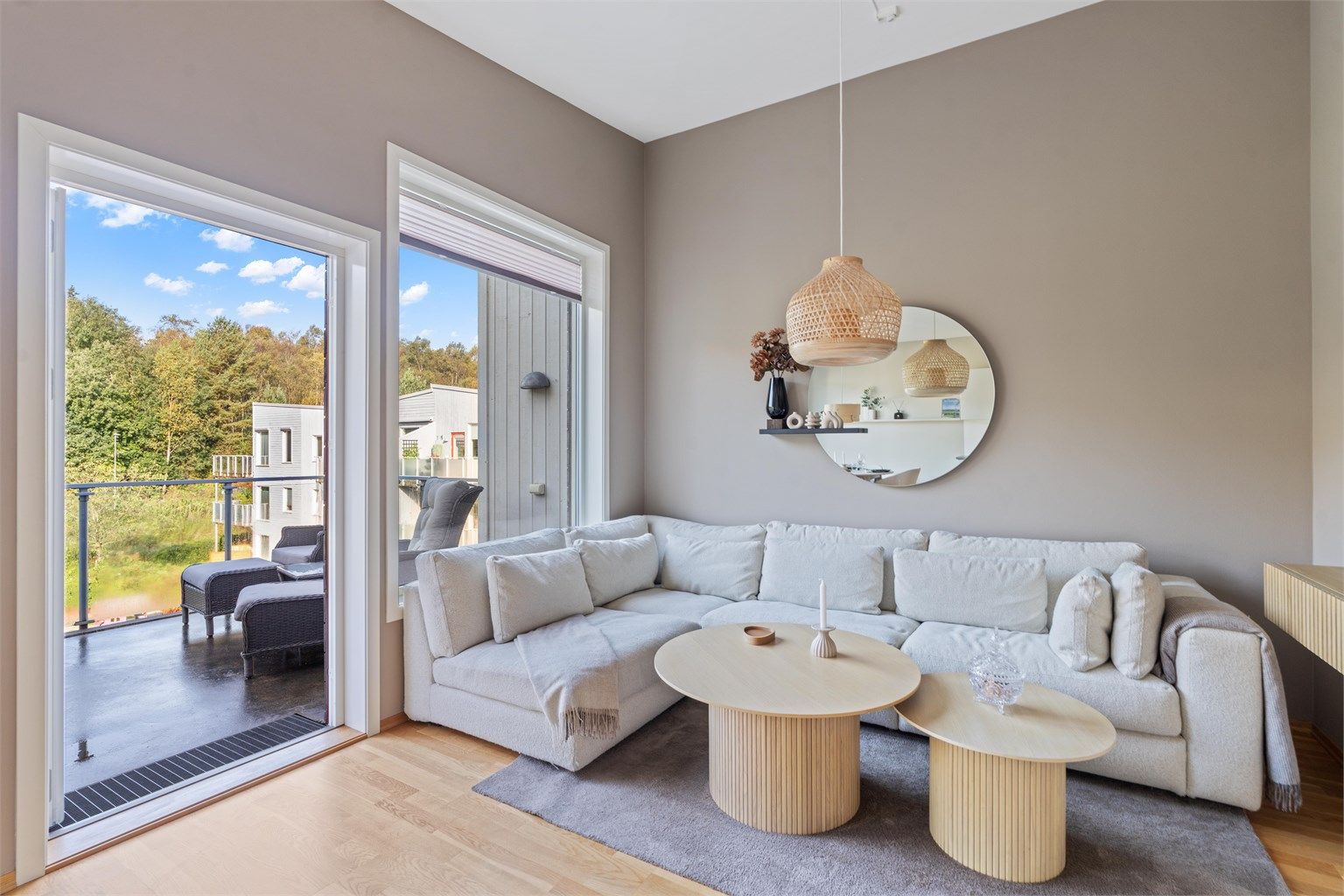 Stue med utgang til kjekk balkong.