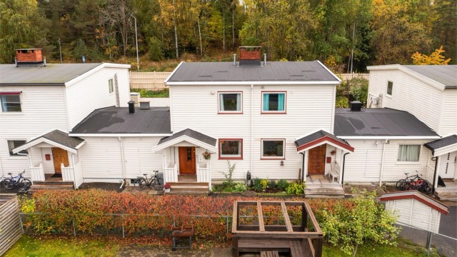 Rekkehus over tre plan med terrasse i trekonstruksjoner og garasje i fellesrekke. Foto: Martine Eren Jacobsen