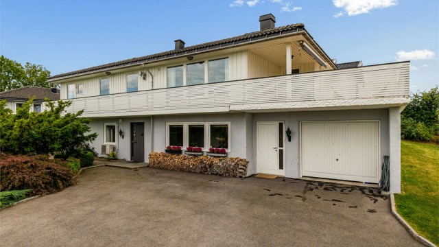 Asfaltert og romslig gårdsplass med gode parkeringsmuligheter for flere biler. I tillegg har boligen integrert garasje i 1. etasje.