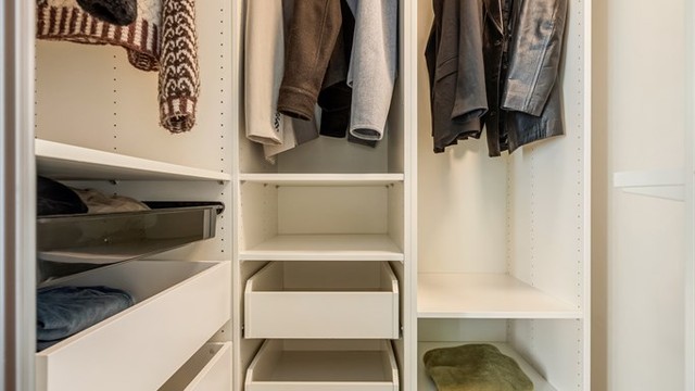 Garderobenisjen er smart innredet med hyller, skuffer og klesoppheng. Den gir god oppbevaring uten å stjele plass fra soverommet.