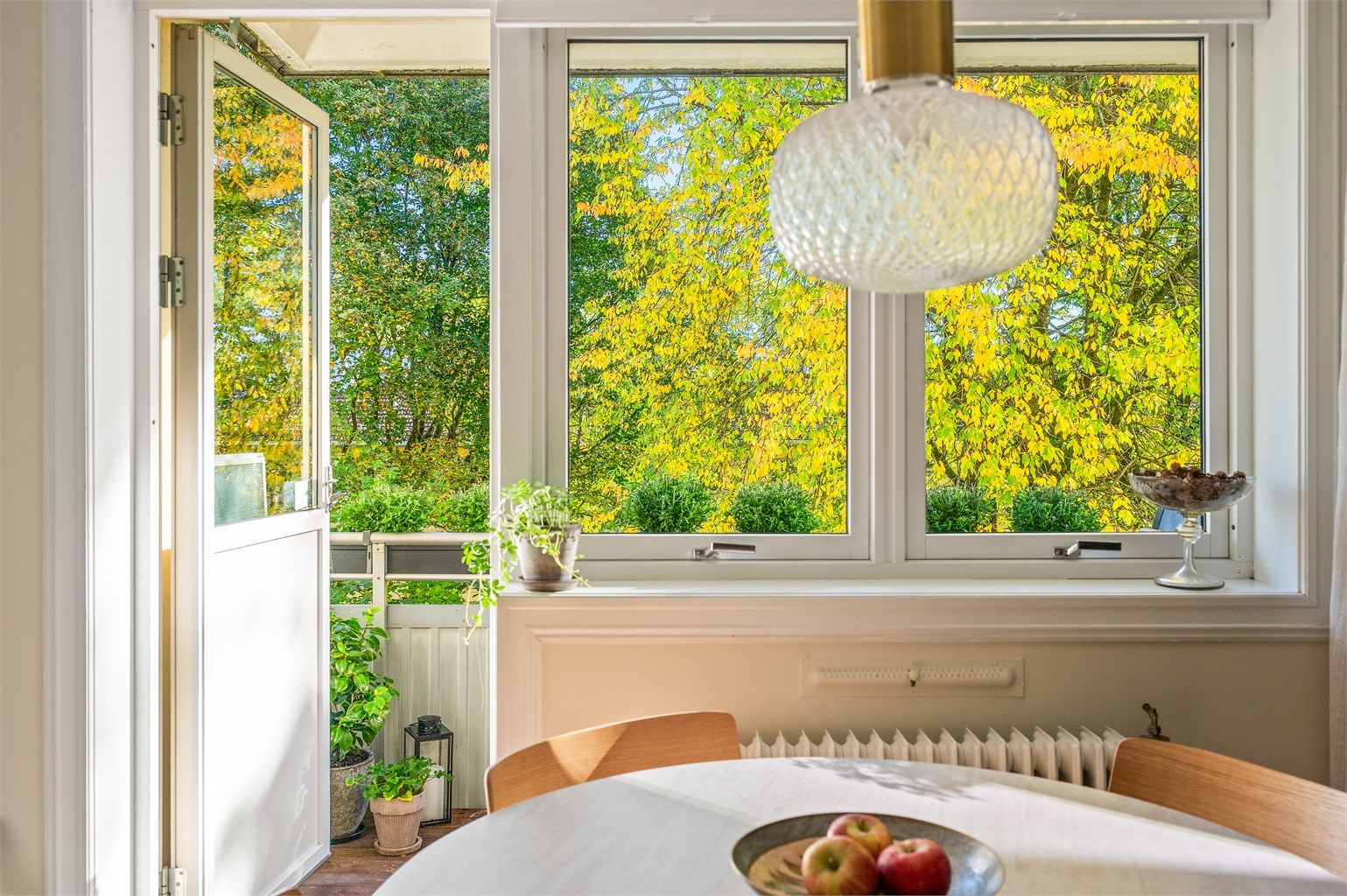 Utgang til balkongen fra stuen/kjøkkenet.