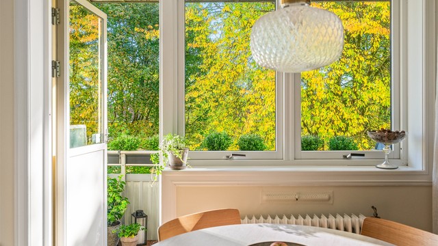 Utgang til balkongen fra stuen/kjøkkenet.