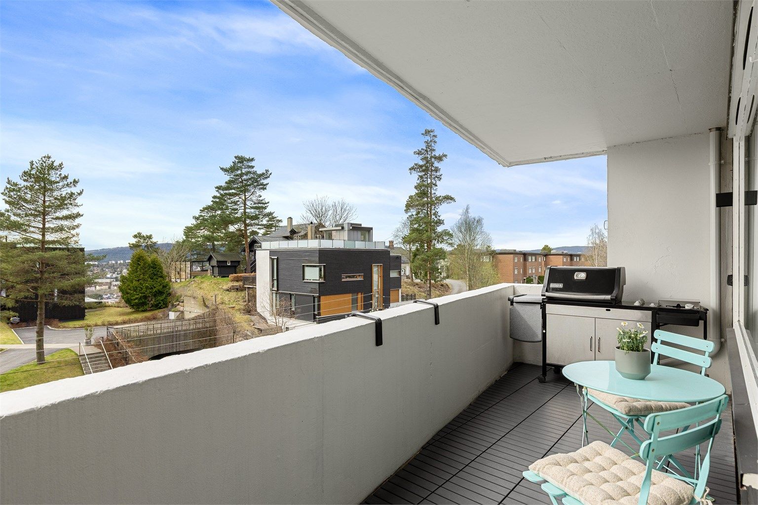 Balkongen er delvis overbygget, her kan man nyte lange sommerkvelder selv om det kommer en liten skur