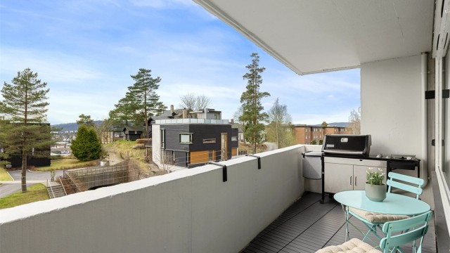 Balkongen er delvis overbygget, her kan man nyte lange sommerkvelder selv om det kommer en liten skur