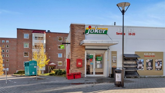 Nærmeste dagligvarehandel, Joker, ligger i umiddelbar nærhet.