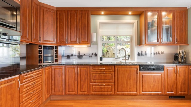 Kjøkkenet er videre innredet med integrert stekeovn, platetopp, oppvaskmaskin, mikrobølgeovn og kjøleskap med fryser.