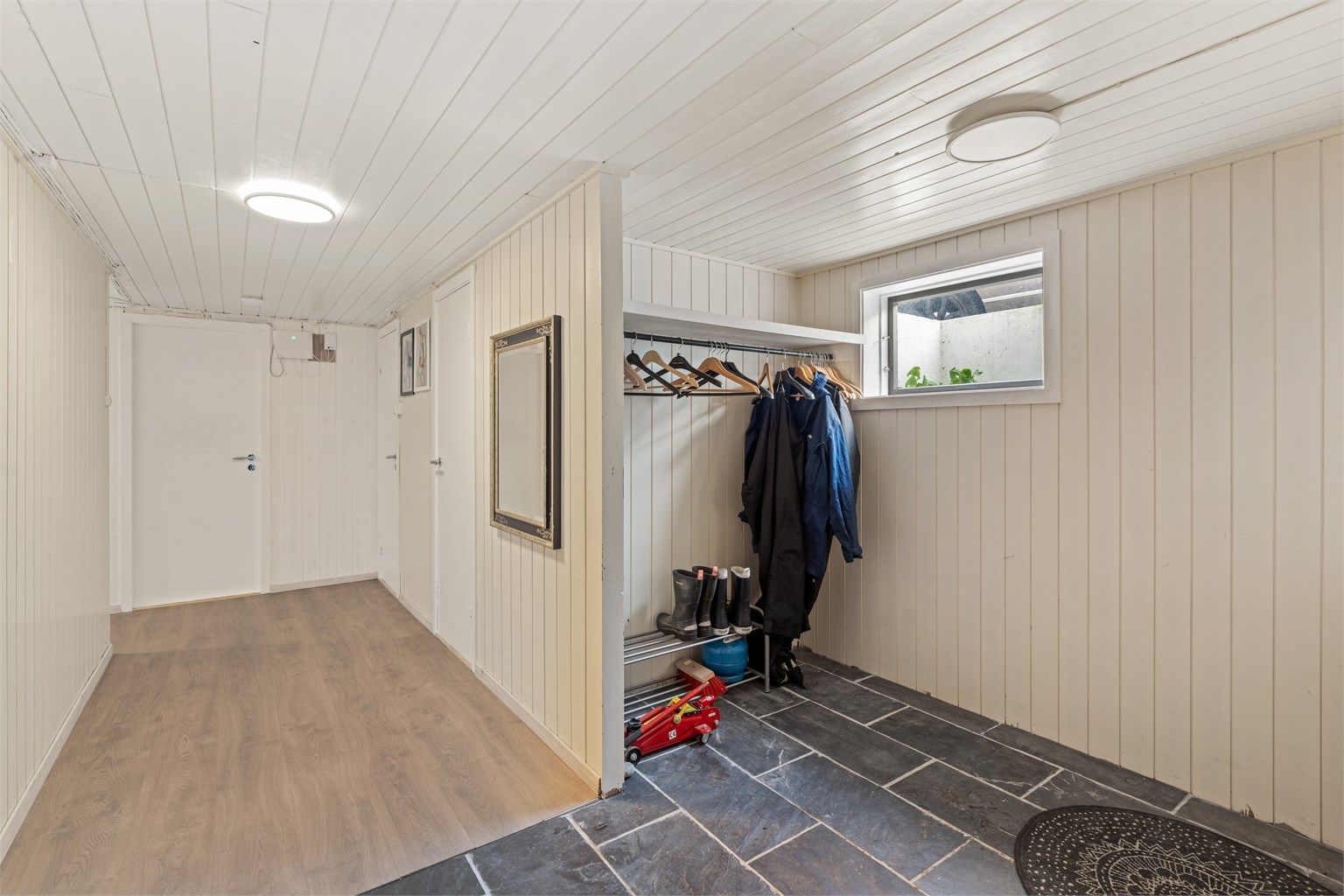 Yttergang i underetasjen med skiferfliser og gulvvarme