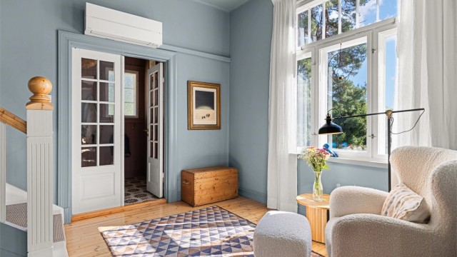 Romslig hall med originale tregulv og god takhøyde. Varmepumpe i rommet