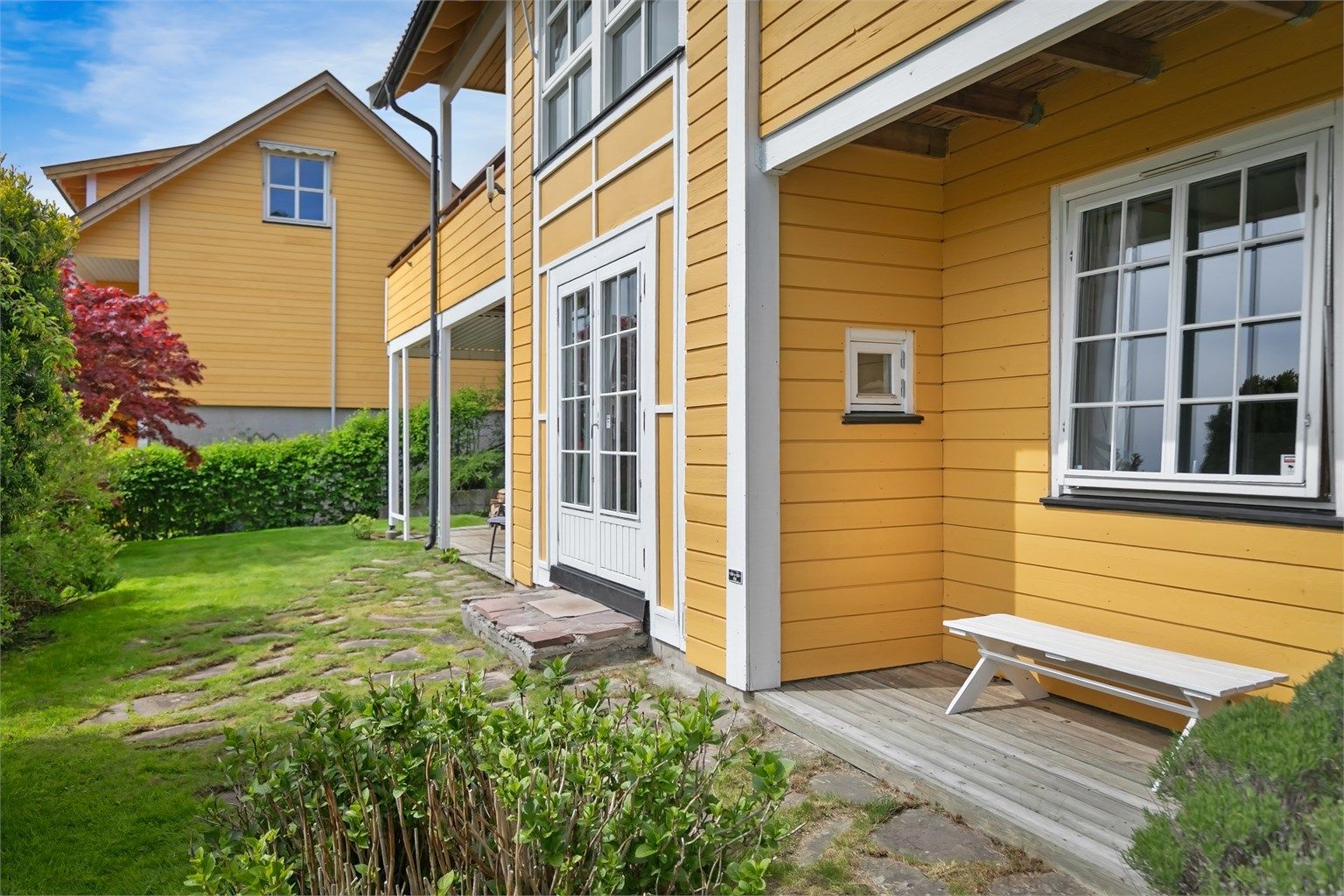 Uteplassen er delvis overbygget og har direkte tilgang til hagen.