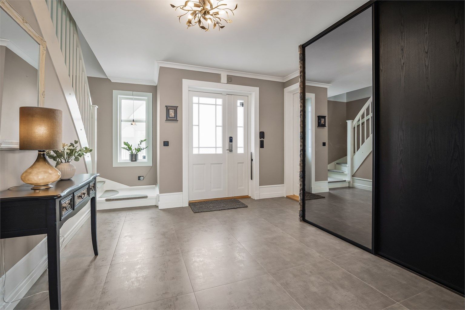 Velkommen inn i en romslig entré med flislagt gulv og god plass til garderobeløsning.