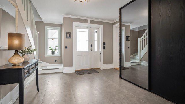 Velkommen inn i en romslig entré med flislagt gulv og god plass til garderobeløsning.