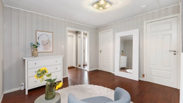 Hallen har god plass til kommoder og skyvedørsgarderobe.